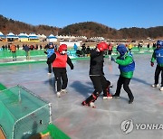 인제서 전국얼음축구대회 '치열한 승부'