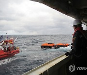 홍콩 화물선 침몰 현장서 야간 수색…8명 실종(종합2보)
