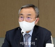 [포토] 김우승 한양대 총장, 산업대전환포럼 좌장회의 발언
