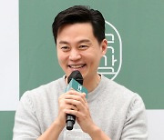 [포토]인사말하는 배우 이서진