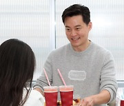 [포토]배우 이서진, '서진이네' 카페 사장으로 팬들과 깜짝 만남