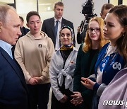 [포토] 학생들과 대화하는 푸틴