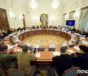 국방회의하는 우크라이나 대통령과 관리들