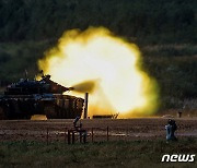 포탄 발사하는 T-72 B3 전차