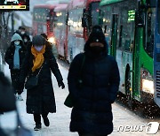 수도권·서해안 '폭설' 강원·경상 '한파'…동서로 두 동강 난 날씨