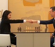 '히잡 벗은' 체스 선수 접견하는 산체스 스페인 총리
