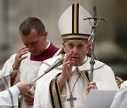 저녁 기도회 참석하는 프란치스코 교황