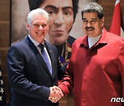 악수하는 쿠바-베네수엘라 정상