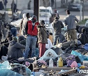 모로코에서 노숙하는 불법 이민자들