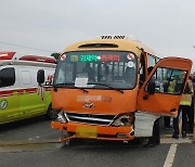 김제 도로 달리던 시내버스 다리에 충돌…기사 심정지
