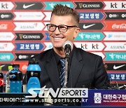 한국인 다 된 벨 감독, "줴일(제일) 좋아하는 한국어는 '고강도'입니다(웃음)"