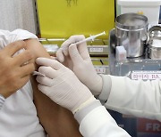 [단독] 국내서도 코로나 백신 정기접종 추진… “개량 백신으로 1년에 한두 번씩”
