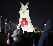 광화문 대형 토끼 보러 130만명 왔다...“세계 4대 겨울 축제로 키우겠다”