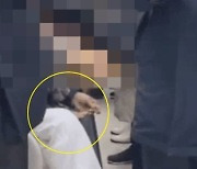 지하철 객실서 손톱 깎고 그대로 바닥에…女 행동 '눈살'