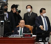 `北무인기 문책` 설전벌이다 끝난 국방위