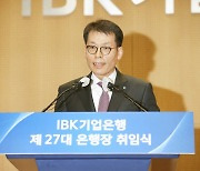 `원샷 인사` 김성태 행장 "전무·계열사 CEO 고민되네"