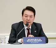 尹 법무·법제 업무보고…"韓 지향 가치, 헌법을 수호하는 기관"