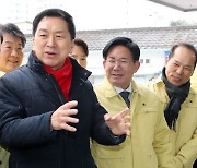 김무성 만나 보폭 넓힌 김기현 vs 수도권 당심 다진 안철수