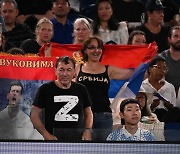 호주오픈서 금지된 러시아 국기, 관객은 계속 ‘펄럭’