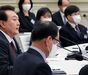 尹대통령 “기업 해외경쟁에 지장되는 규제, 글로벌 스탠다드로 바꿔야”