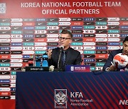 신년 기자회견하는 여자축구대표팀 콜린 벨 감독