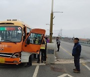 김제 신덕동 달리던 시내버스, 교량추돌…운전자 심정지