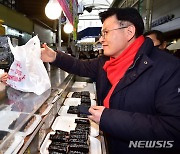 김밥 구매하는 황교안 전 대표