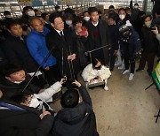 정읍 가축시장 방문해 현황판 살펴보는 이재명 당대표