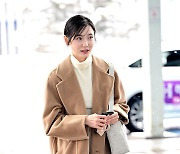 출국하는 박지현, '우아한 발걸음' [사진]