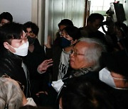 경찰, 이태원 희생자 명단 공개한 ‘민들레’ 압수수색…“보여주기식 수사” 반발