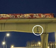 '충격' 아틀레티코 팬들, 비니시우스 인형 처형식...'레알 훈련장 길목에 설치'