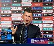콜린 벨 “한국 와서 처음 배운 단어가 ‘자신감’…월드컵 최대한 높은 곳 간다”
