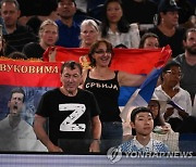 호주오픈서 러시아 국기 펼친 팬들, 경기장 밖으로 '추방'
