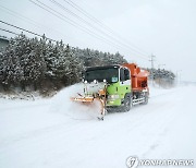 쌓인 눈 치우는 제설 차량