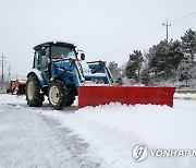 쌓인 눈 치우는 제설 트랙터