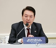 尹, 법무부·법제처에 "기업 CEO가 비전 전파하듯 헌법 수호"
