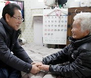 김영록 전남지사, 독거노인 가구 방문…난방 실태 살펴