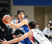 김단비 30점 15리바운드…여자농구 우리은행, 하나원큐에 완승