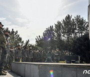 해병대충혼탑에 참배하는 한미해병대원들