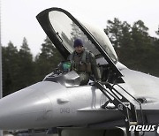 F-16 전투기에서 내리는 미 공군 조종사