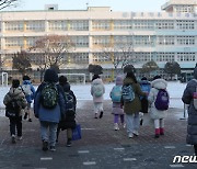 학교, 학원 마스크 자율로 '차량 이용시에는 착용'