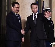 악수하는 프랑스 대통령과 이라크 총리