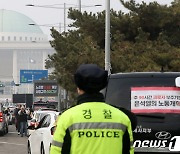 "국민 아픔 보듬길"…국회 앞 50대 남성 자해 소동
