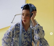 송지효, 또 한 번 숏컷?…거대 리본+왕관 포인트