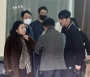 [MD포토] 출국 전 가족들과 이야기 나누는 김하성