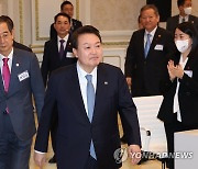 식사정치 이어간 尹대통령…與 의원들과 연이틀 만찬