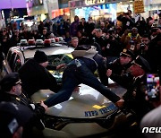 [포토] 美뉴욕서 경찰차 올라탄 시위자