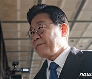 민주 "檢, 이재명 조사 고의 지연" vs 검찰 "신속히 진행…2차 출석하라"