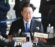 [속보] '대장동 의혹' 이재명 검찰조사 12시간 만에 종료