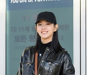 김세정, 레더룩+크로스백으로 완성한 감각적인 공항패션! 매 순간이 러블리